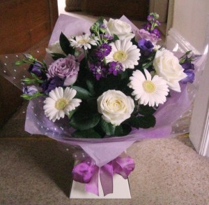 Flower arrangement with roses and daises 