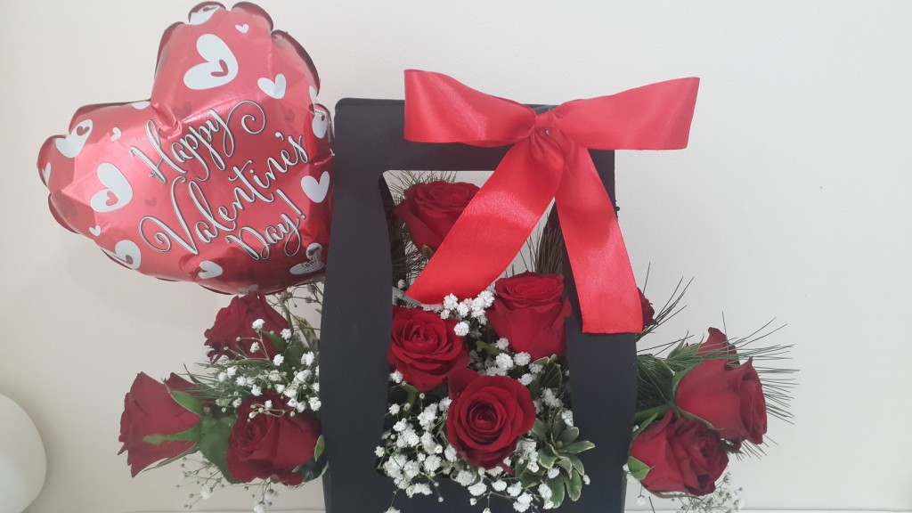 Roses arranged in a box with handle