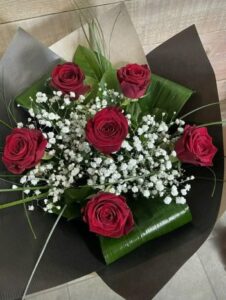 Red roses and gypso flowers